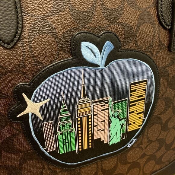 Coach Graham Structured Tote In Signature Canvas With Souvenir Patches - Picture 11 of 16